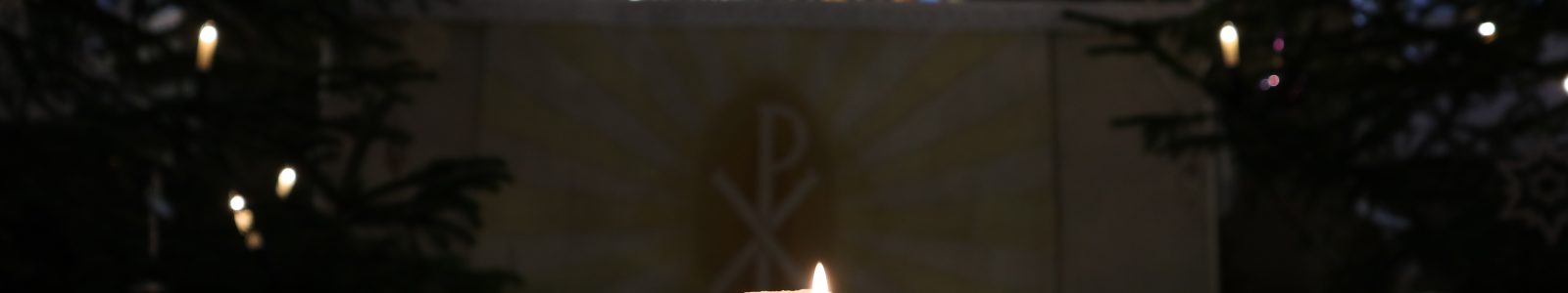 Krippe vor dem Altar